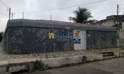 Casa à venda com 3/4 sendo 1 suíte , sala ampla, cozinha, wc social e dois kitnets na parte inferio