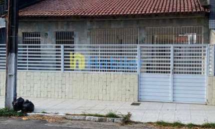 Casa à venda no Bairro  Suíssa, 3/4 sendo 1 suíte, varanda e garagem para 3 carros.