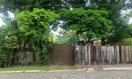 Casa à venda no Condomínio Morada do Rio. 3/4 01 suíte e bastante área verde.