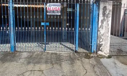 Aluga casa . 1 dorm sala coz banh. Lavandería  coberta Quintal 1 vaga de carro.