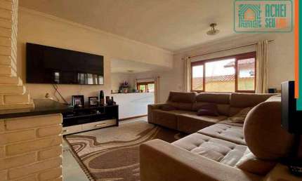 Casa a venda na Granja Viana, SP, com 361 m² de área construída, living 4 ambientes, 3 dormitórios, sendo 1 suíte, garagem 4 autos