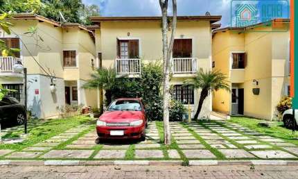 Sobrado a venda na Granja Viana, SP, com 81,40m² de área construída, living para 3 ambientes, 3 dormitórios, sendo 1 suíte, garagem 2 autos