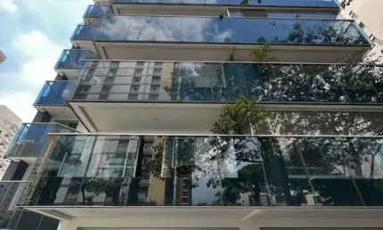 Apartamento com 3 Suítes e 3 Vagas na Av. Rouxinol - Moema/SP