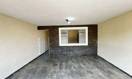OPORTUNIDADE! Casa com 2 Dormitórios e Quintal com Churrasqueira - Jd. Elizabeth