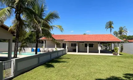 Chácara no condomínio zuleika jabour com 3 quartos e piscina