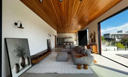 Casa de Alto Padrão com 4 Suítes e Piscina - Cond. Campos de Santo Antônio II