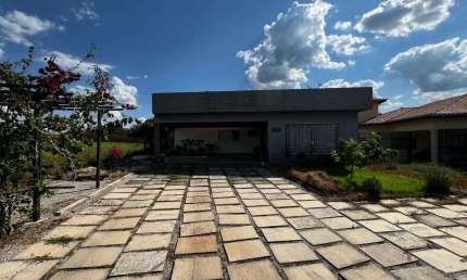 Casa de Condomínio com 4 Quartos e 3 banheiros à Venda, 320 m² por R$ 1.090.000