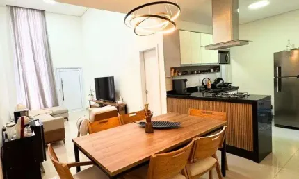 Casa com Suíte, Closet e Quintal no Condomínio Jardim Guarujá em Salto/SP