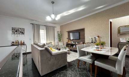 Casa com 4 Dormitórios e 2 Lojas no Jardim Planalto em Salto/SP