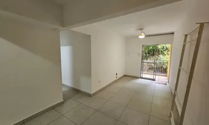 Oportunidade! Excelente localização 2 quartos sol da manhã.