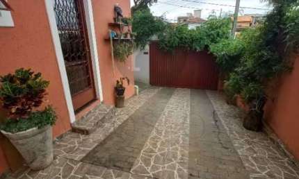 Casa com 3 quartos à venda na Rua Amâncio Mazzaropi, 230, Estância São José, Poços de Caldas, 140 m2 por R$ 450.000