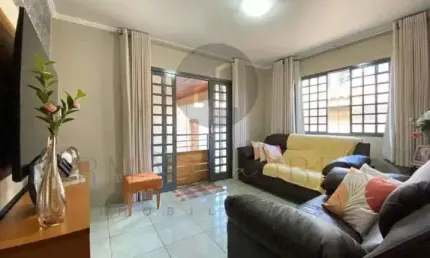 Casa com 4 quartos à venda na Rua Professora Wanda Milani, 96, Jardim Country Club, Poços de Caldas, 140 m2 por R$ 800.000