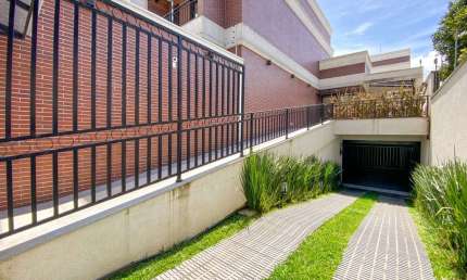 Sobrado com 3 quartos  para alugar, 242.98 m2 por R$6500.00  - Agua Verde - Curitiba/PR