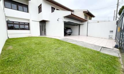 Casa com 4 quartos  para alugar, 234.52 m2 por R$4300.00  - Xaxim - Curitiba/PR