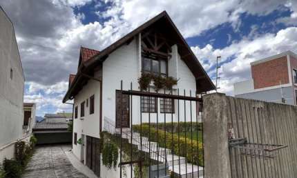 Sobrado com 4 quartos  para alugar, 120.00 m2 por R$3200.00  - Xaxim - Curitiba/PR