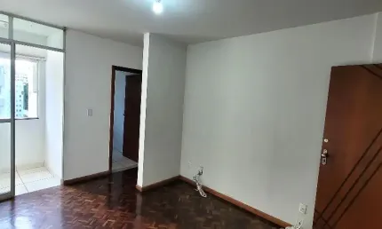 Apartamento Um Quarto e Sala, Varanda, Garagem, Condomínio com Portaria 24!