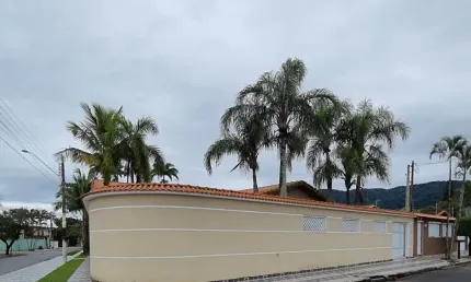 Linda casa, bem localizada de esquina perto da praia