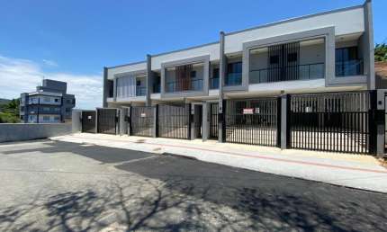 Sobrado Geminado Pronto para Morar á venda, 3 quartos sendo 1 suíte, Bairro Saguaçu –  R$ 575.000,00