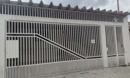 Casa na Grande São Paulo com 3 Dormitórios, Suíte e 2 Vagas de Garagem