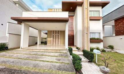 Maravilhosa Casa com 03 suítes no melhor e mais completo condomínio clube da região!