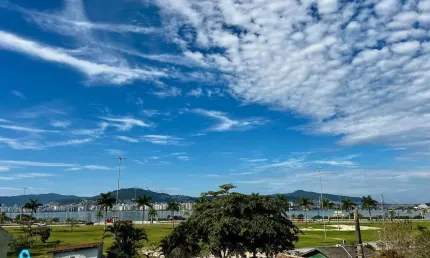 Casa com 3 quartos à venda no Balneário, Florianópolis  por R$ 1.550.000