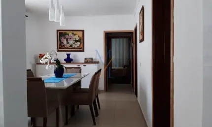 Excelente casa térrea com 181m2 de área construída, ótima localização na Zona Norte de SJC