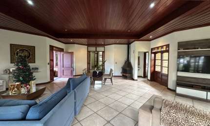 Linda casa com 4 suítes e piscina - Condomínio Quinta das Flores
