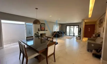 Linda casa com 4 quartos e 5 banheiros no Jardim Colinas