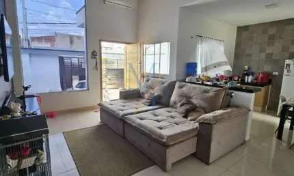 Linda casa no Jardim Portugal com dois dormitórios e uma suíte.