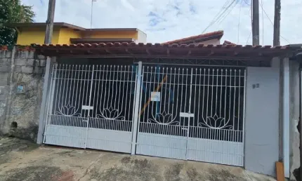 Linda casa com 3 quartos no bairro Cidade Morumbi - Localização próxima a shopping e comércios