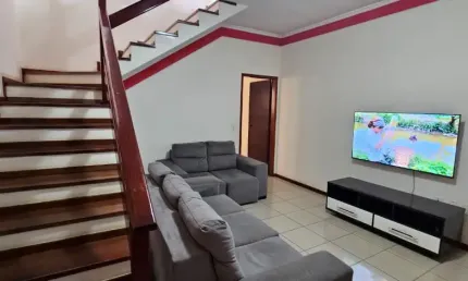 Linda casa com 2 suítes e churrasqueira em rua tranquila - Ótima localização, comércios nas proximidades