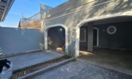 Linda casa com 3 quartos e sacada ampla, no bairro Jardim Satélite - Ótima localização, fácil acesso a Dutra e Anel Viário