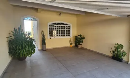Linda casa com churrasqueira e quartos com sacadas, no Bosque dos Eucaliptos - Ótima localização, tendo variedades de comércios e ficando próximo ao Sesi
