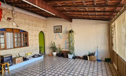 Linda casa com 2 dormitórios e churrasqueira - ótima localização,  diversidade de comércios nas redondezas
