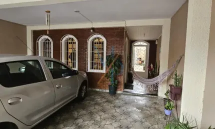 Linda casa com 3 quartos e churrasqueira - Ótima localização, próximo a Casa do Idoso e vários comércios