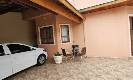 Excelente casa com planejados e aquecimento a gás - Ótima localização, com fácil acesso a Dutra e outras rodovias