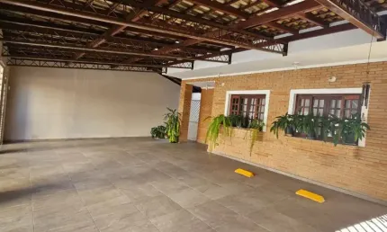 Linda casa com 5 quartos e edícula - Ótima localização, próximo ao Shopping Oriente e comércios variados