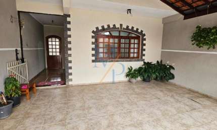 Linda casa com suíte e área gourmet - Ótima localização com vários comércios na região