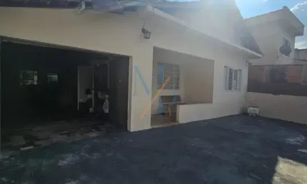 Casa com 3 quartos e quintal - ótima localização, perto de centros esportivos e a 5 minutos do shopping oriente