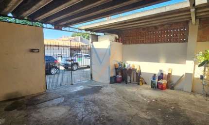 Casa com 2 quartos e quintal nos fundos - Ótima localização, ficando a 4 minutos do Shopping Oriente e perto de comércios variados