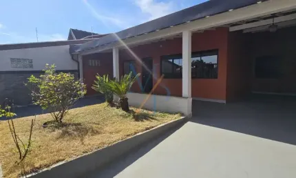 Charmosa Casa Térrea - Lote Inteiro– no Bairro Vista Verde - recém reformada oferece 3 dormitórios, sendo 1 suíte