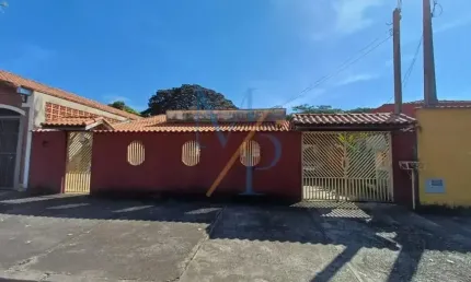 Linda casa com garagem para 4 carros e 1 suíte - Ótima localização, ficando em uma rua sem saída e próxima a Casa do Idoso