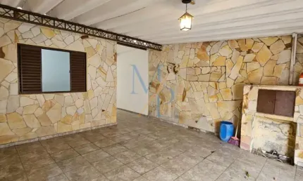 Linda casa com 3 quartos e portão automático - Ótima localização, ficando próxima do Sesi e supermercados