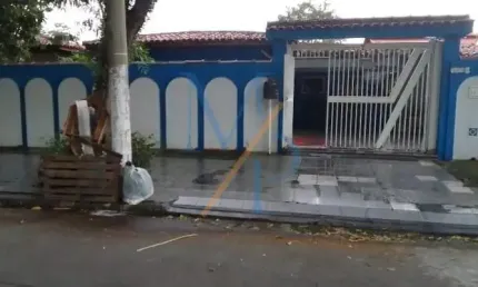 Casa em rua sem saída e com suíte - ótima localização, com comércios e padarias na região