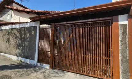Linda casa com teto retrátil e suíte - ótima localização, rua tranquila e próximo  do mercado máximo