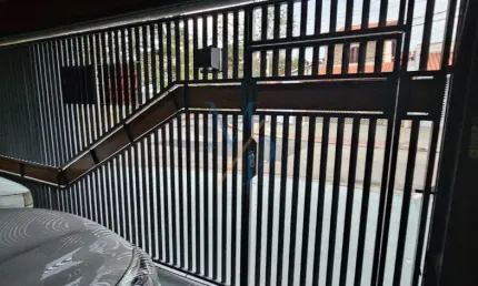 Linda casa com piscina e cozinha planejada - ótima localização, com fácil acesso a av. cassiopéia e comércios