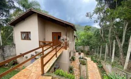 Sobrado com 03 pavimentos, 03 dormitórios, 839,90m² de terreno, a venda por r$ 900.000,00 - estancia da serra - mairiporã-sp