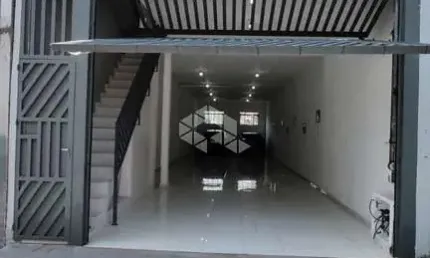 Casa com salão, 280m², Utinga- Santo André,2 dormitórios sendo 1 suíte,1 sala, 3 banheiros,, varanda com churrasqueira,10 vagas no salão.