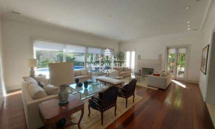 Casa perfeita na melhor região do Morumbi, com 4 suítes, elevador, 15 vagas de garagem e lazer de um clube privativo para você e sua família.