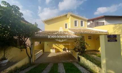 Belíssima casa com 3 dorms. sendo uma suíte, vista livre para a mata e uma casa extra para hóspedes ou locação num condomínio ao lado da Granja